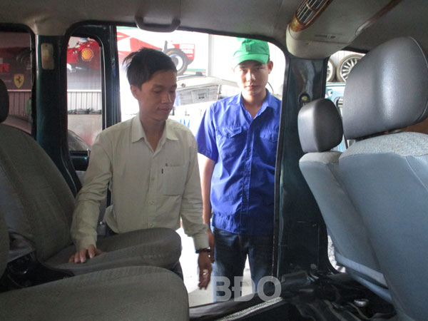 Thầy Nguyễn Viết Thắng (bên trái) cùng sinh viên làm việc tại garage Toàn Thắng.